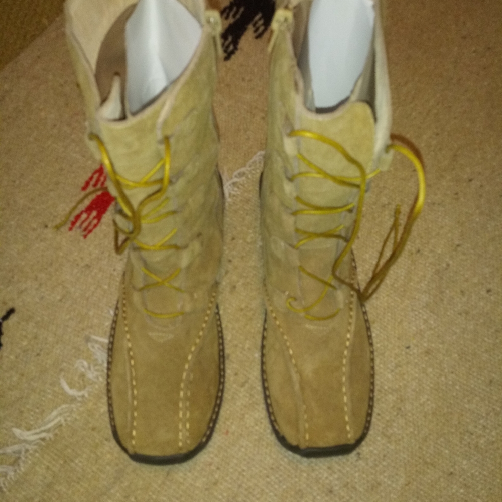 Boots - Picture 4 of 4